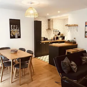 Flat, 3 Bedrooms, Sleeps 6, Close To Shops And Apartment