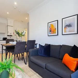 Cosy 2 Bedroom - Near & Shops! Apartment