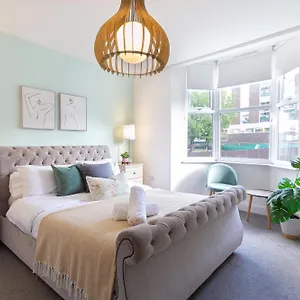 Chic 4 Bed By Station Apartment