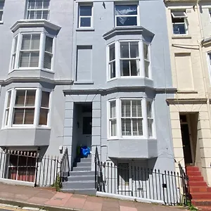 Centrally Located, Comfortable Near Station, And North Laines Apartment