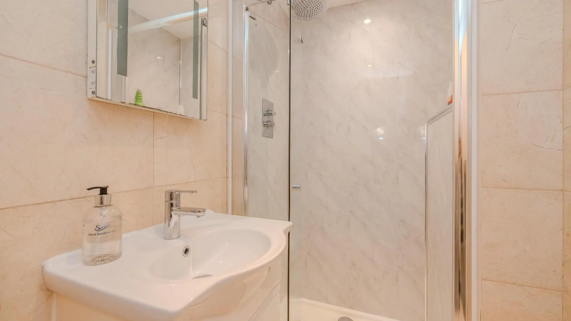 Roomy 2-Bedroom For A Peaceful Stay Hove 0*,